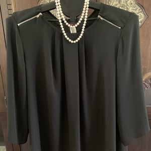 SALE!! Black flowy top w/ zipper accents